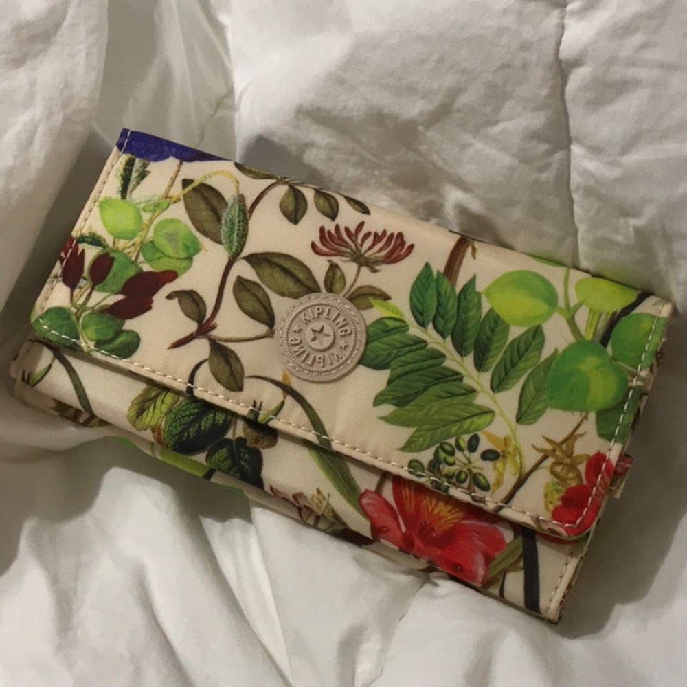 Kipling Teddi Wallet NWT Floral
